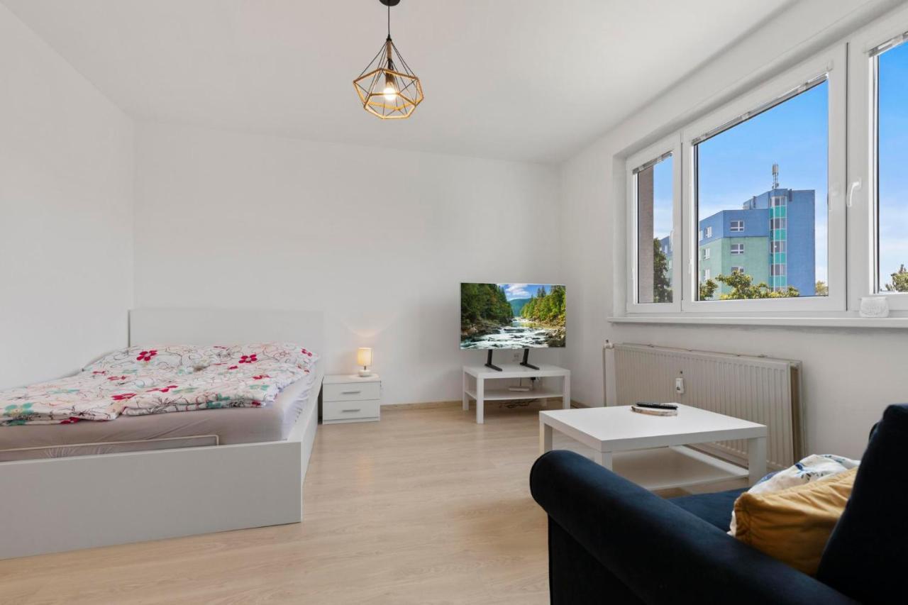 20 Minutes From Center W Netflix, Coffee Or Tea & Parking Appartamento