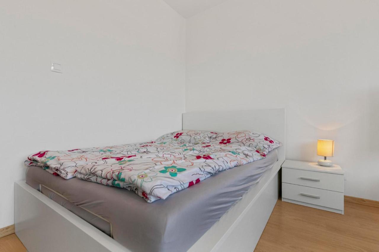 Apartament 20 Minutes From Center W Netflix, Coffee Or Tea & Parking