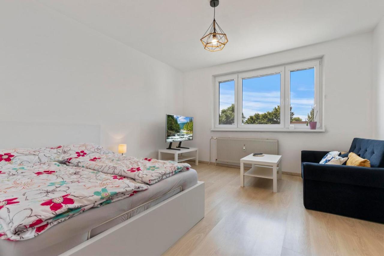 20 Minutes From Center W Netflix, Coffee Or Tea & Parking Pressburg